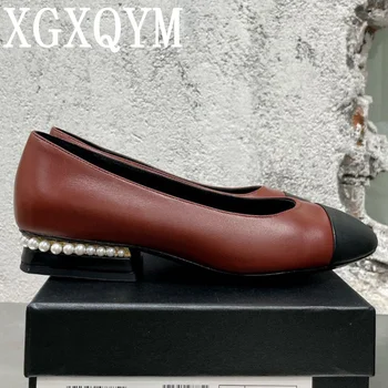 2022 Новая летняя женская обувь с острым носком и низким каблуком Слипоны Сандалии Жемчужный декор Элегантная обувь для женщин Туфли-лодочки из натуральной кожи