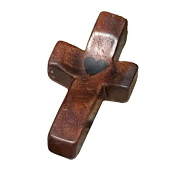 Держа в руках деревянную христианскую молитву, поощрительный подарок для снятия стресса
