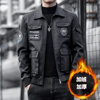 Зимняя кожаная куртка оверсайз Плюшевая утолщенная мужская мотоциклетная куртка, корейская версия с вышивкой на лацкане и приталенным кроем